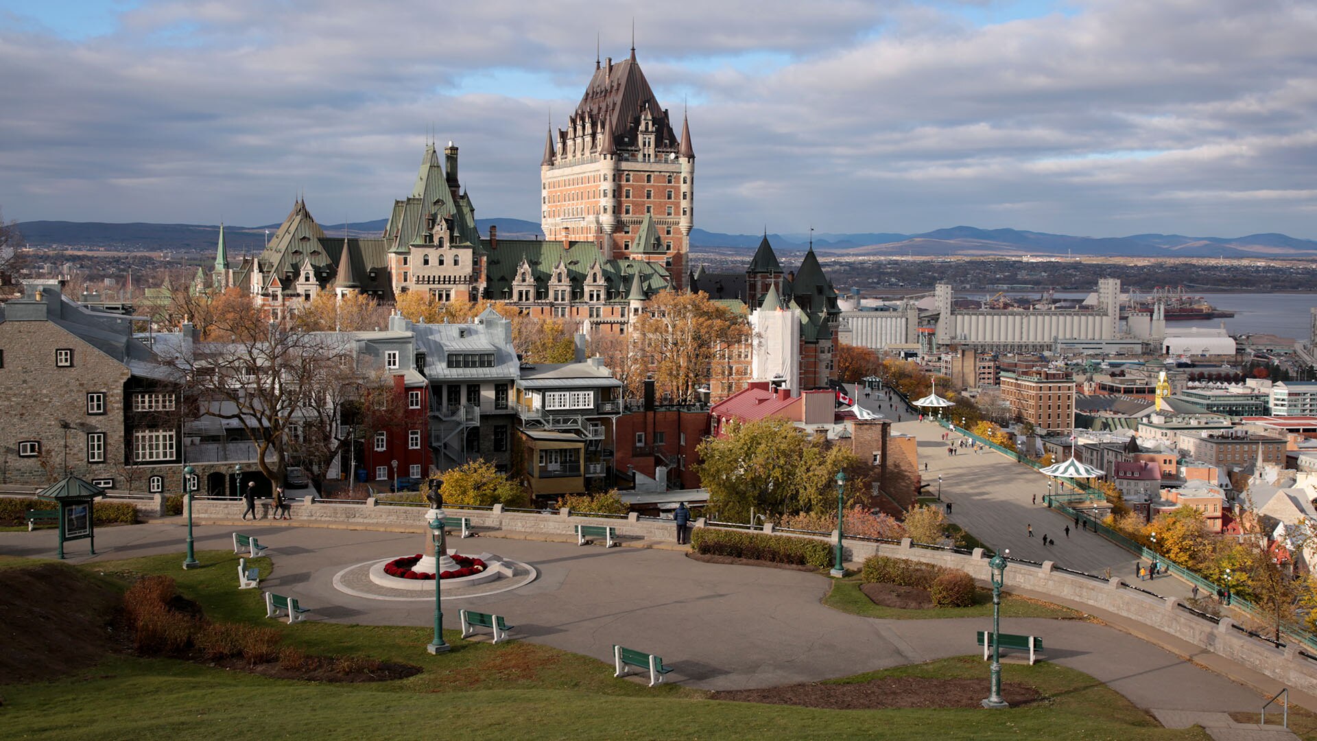 Above photo: From Bastion de la Reine Park, the Fairmont Le Chateau Frontenac dominates the skyline. The Terrasse Dufferin walkway is seen on the lower right.
